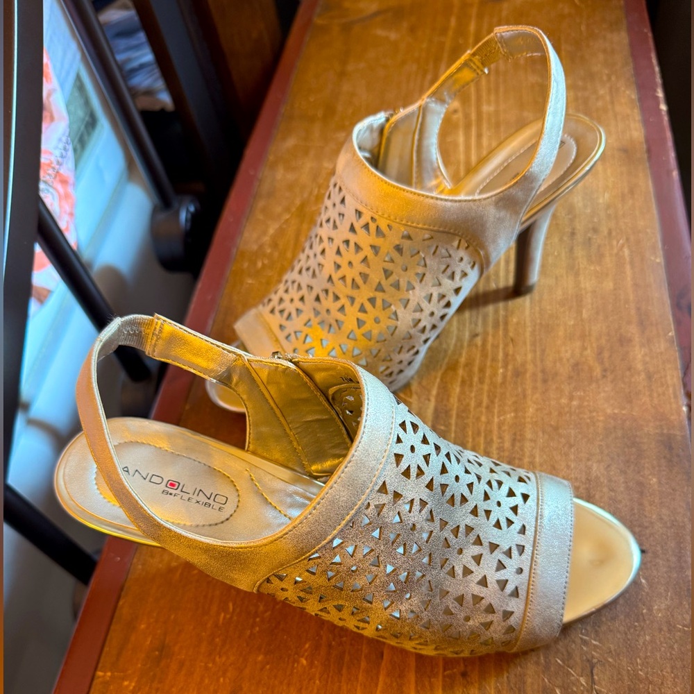 Bandolino Gold Heels with Chic Perforated Design Size 7.5 Gorgeous Heels Hott 🔥